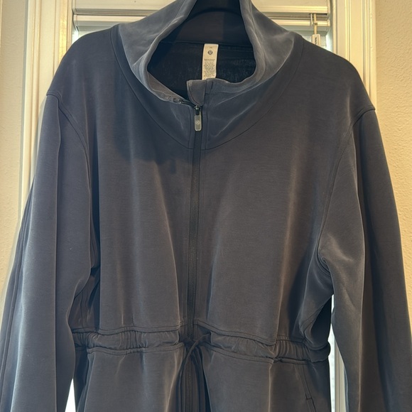 🍋 Lululemon Softstreme
Cinch-Waist Jacket in Black Gray size 10. EUC. - Picture 10 of 10